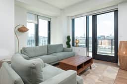 Luxury Apartment w King Bed, Shared Pool & Rooftop - Image 3