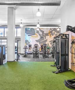 Central 2BR Condo in Assembly with Pool, Row Gym, washer & dryer sleep 7 - Image 3