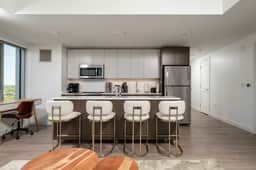 Central Serene Condo King Bed by MIT Harvard GYM - Image 3