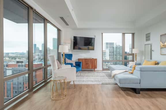 Upscale 4BR Penthouse with Gym & Parking near Boston Common, MGH & TUFTS. Sleeps 10! - Image 1