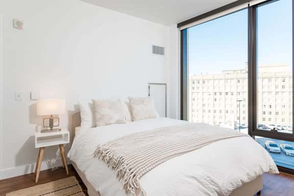 Upscale 1 BR Penthouse with Balcony in Boston Theater District near MGH & TUFTS & Boston Common! Sleeps 5! - Image 1