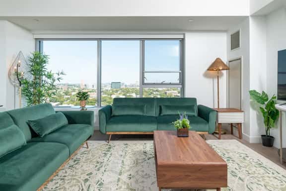 Central Square 3BR Condo with Downtown View, Gym and Parking! 8 Sleeps - Image 1
