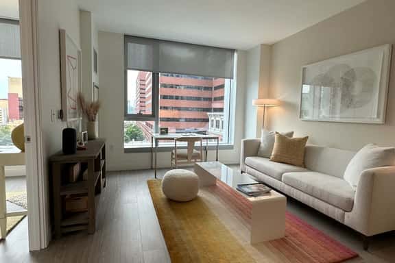 Central Penthouse & balcony in Boston Chinatown - Image 1