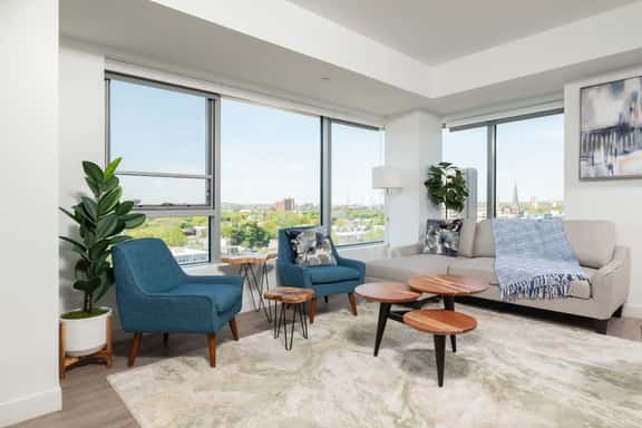 Central Serene Condo King Bed by MIT Harvard GYM - Image 1
