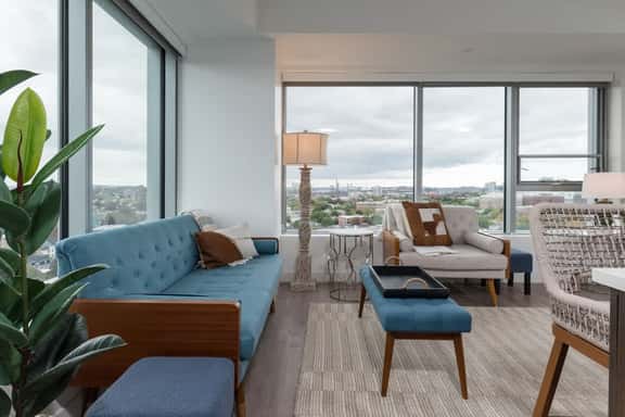 High Rise 3 BR Retreat w City Skyline Views, Shared Gym - Image 1