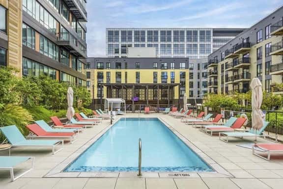 Central 2BR Condo in Assembly with Pool, Row Gym, washer & dryer - Image 1