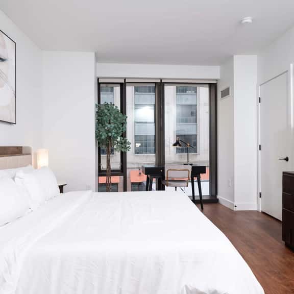 Back-Bay Upscale Central Condo Rooftop & Parking - Image 1