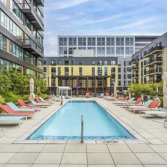 Central 2BR Condo in Assembly with Pool, Row Gym, washer & dryer sleep 7 - Image 1