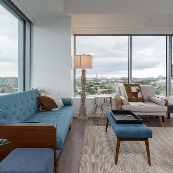 High Rise 3 BR Retreat w City Skyline Views, Shared Gym - Image 1