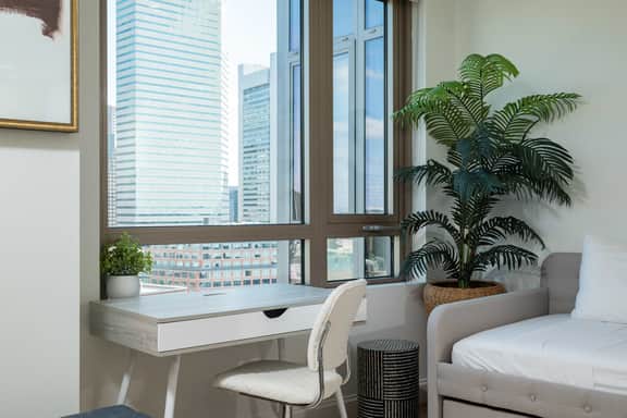 Upscale 1 BR Penthouse with Balcony in Boston Theater District near MGH & TUFTS & Boston Common! Sleeps 5! - Image 3