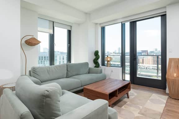 Luxury Apartment w King Bed, Shared Pool & Rooftop - Image 3