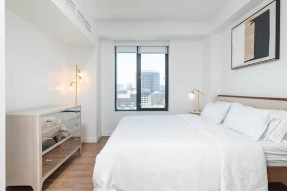 Luxury Apartment w King Bed, Shared Pool & Rooftop - Image 4