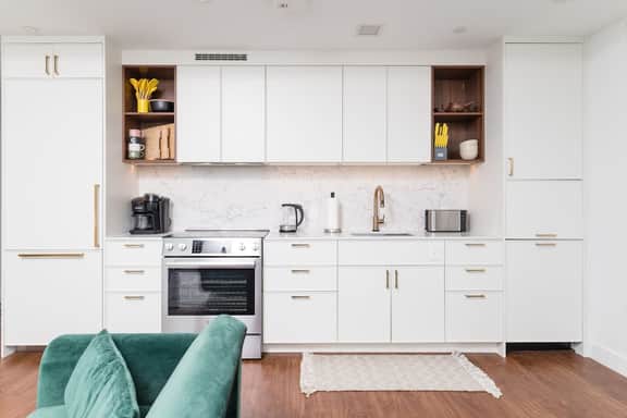 Back-Bay 2BR Condo w Roof top, Gym, Parking - Image 3
