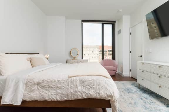 Back-Bay 2BR Condo w Roof top, Gym, Parking - Image 2