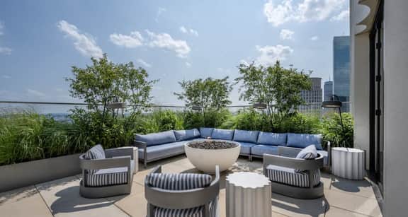 Back-Bay Central Condo w Roof top, Gym & Parking - Image 3