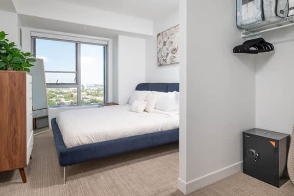 Central Square 3BR Condo with Downtown View, Gym and Parking! 8 Sleeps - Image 2
