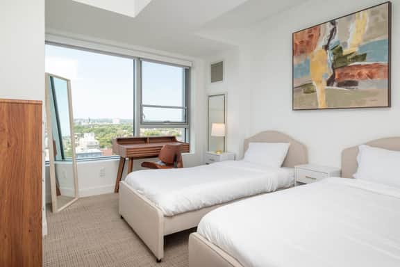 Central Square 3BR Condo with Downtown View, Gym and Parking! 8 Sleeps - Image 4