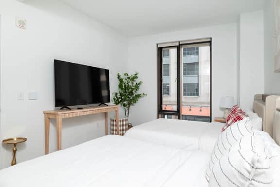 Back-Bay Upscale Central Condo Rooftop & Parking - Image 4