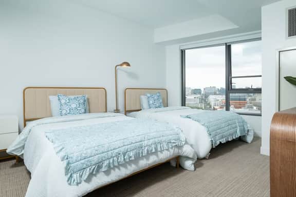 Central Serene 2BR Penthouse Near MIT & Harvard with King bed GYM Parking - Image 3
