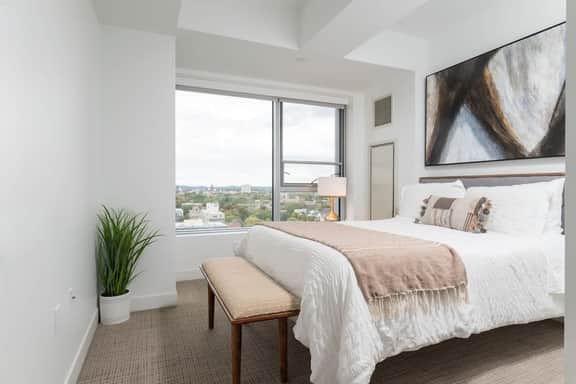 High Rise 3 BR Retreat w City Skyline Views, Shared Gym - Image 2