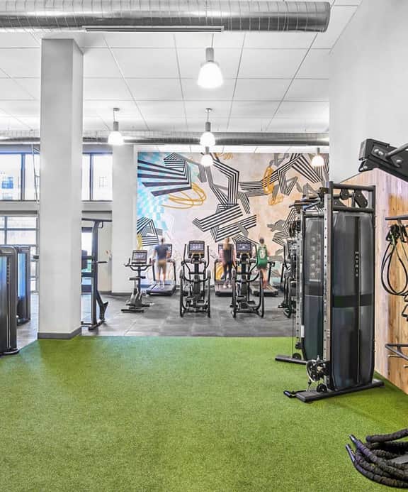 Central 2BR Condo in Assembly with Pool, Row Gym, washer & dryer - Image 3